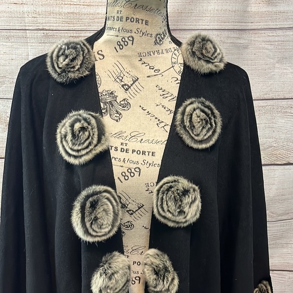 Black Cape Rex Rabbit Fur Rosettes No Sleeves One Size Elegant Roses - Picture 3 of 8